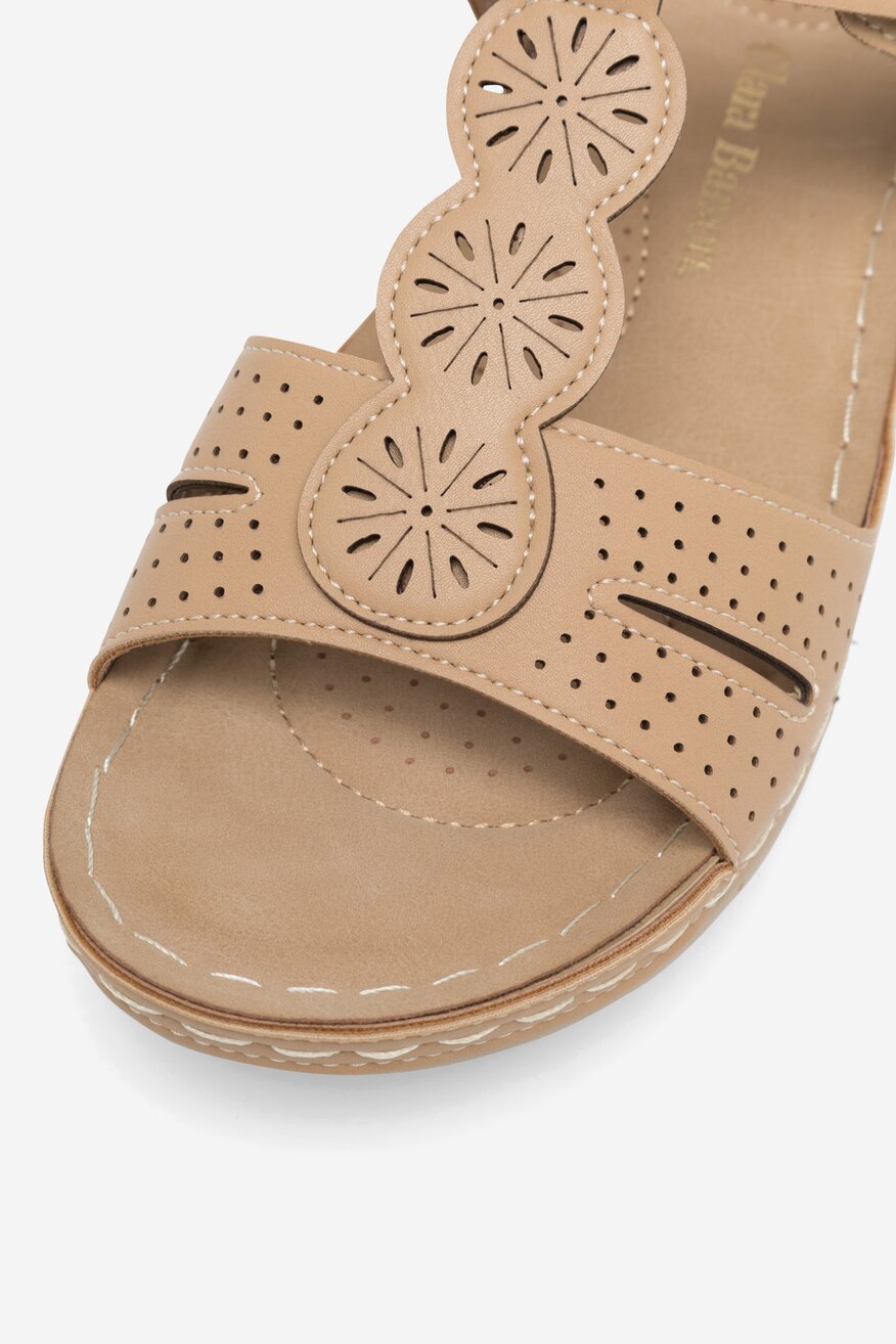 Sandały na koturnie