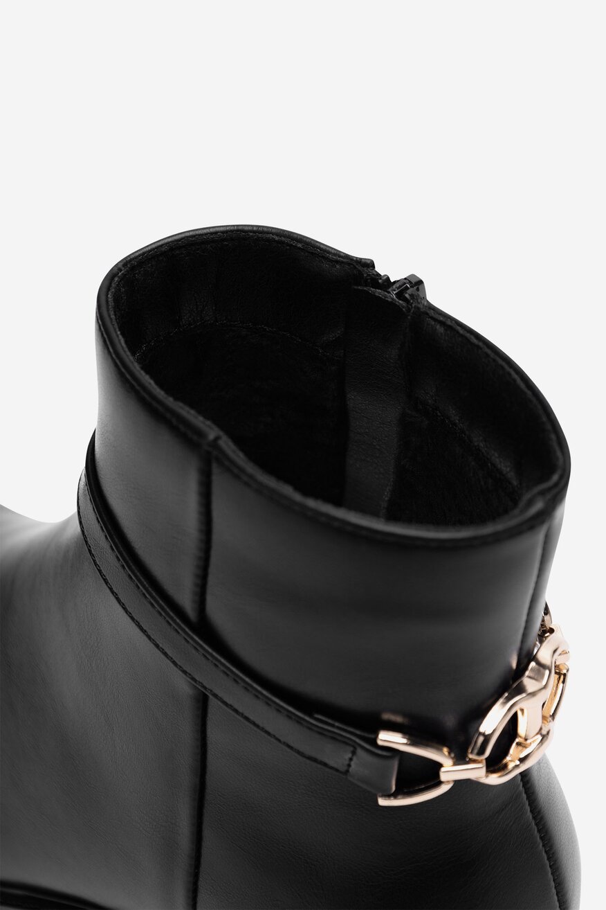 Botki ocieplane na słupku