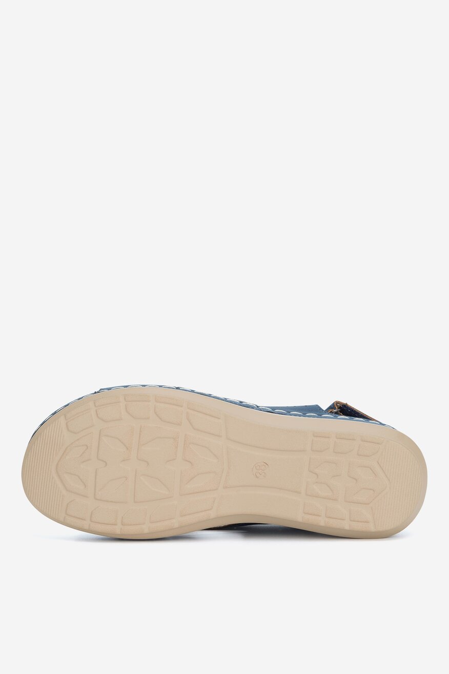 Sandały na koturnie