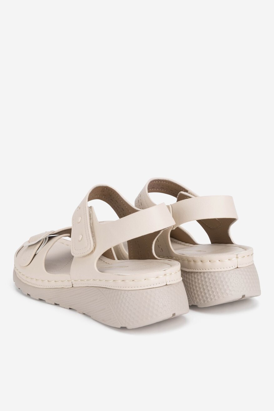 Sandały na koturnie