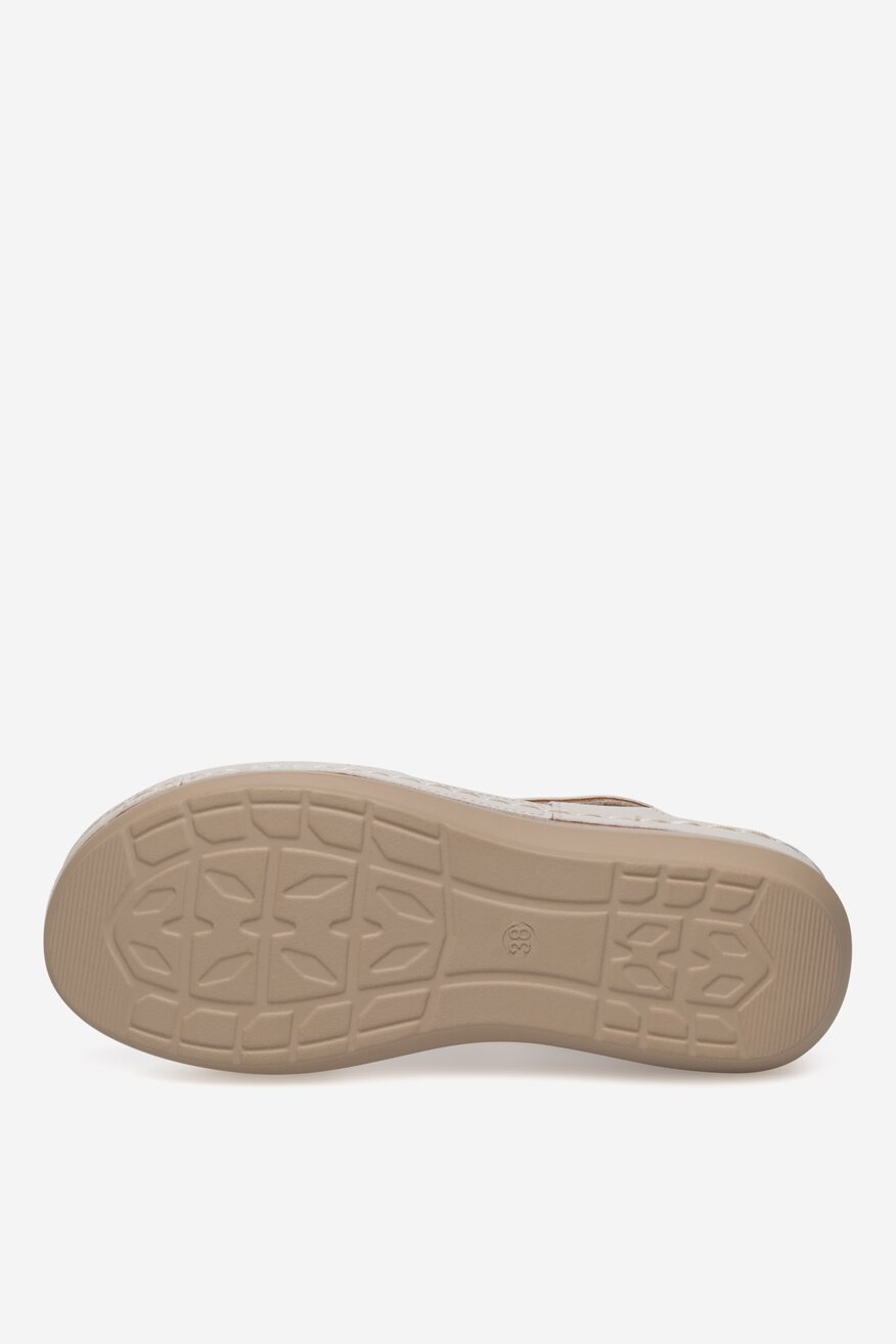 Sandały na koturnie