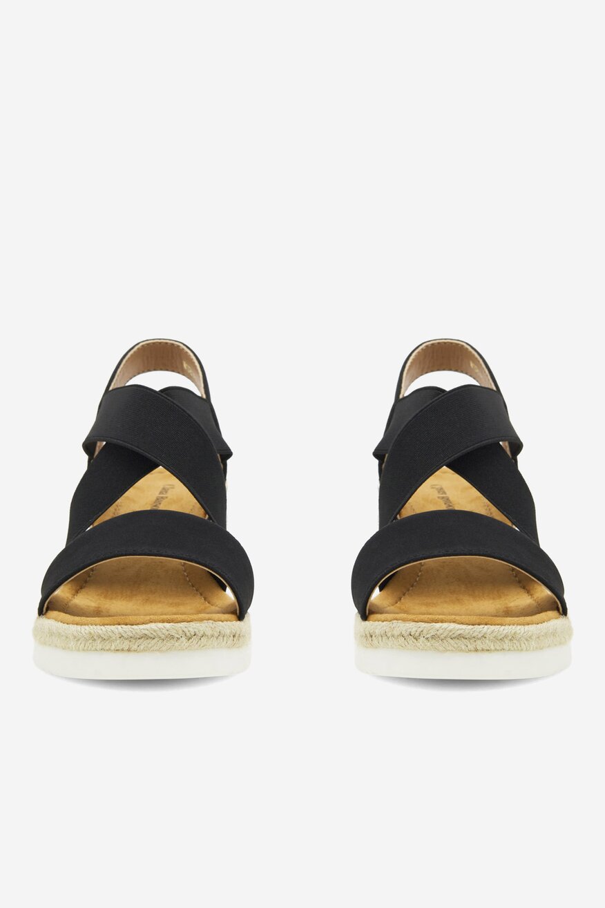 Sandały na koturnie