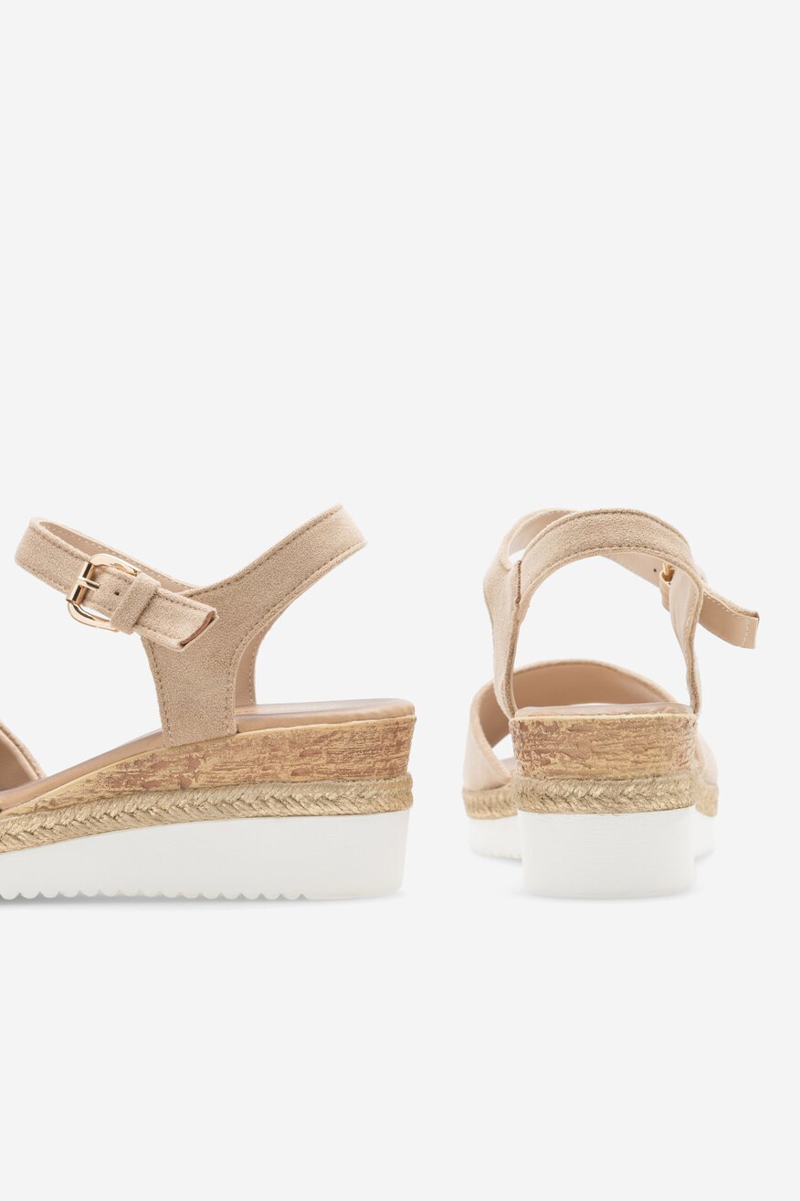 Sandały na koturnie