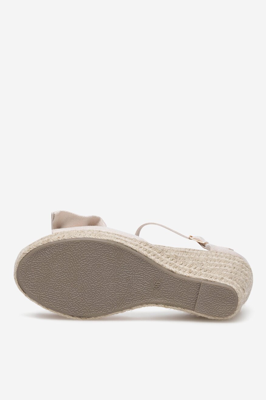 Sandały na koturnie