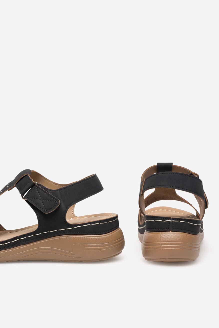 Sandały na koturnie