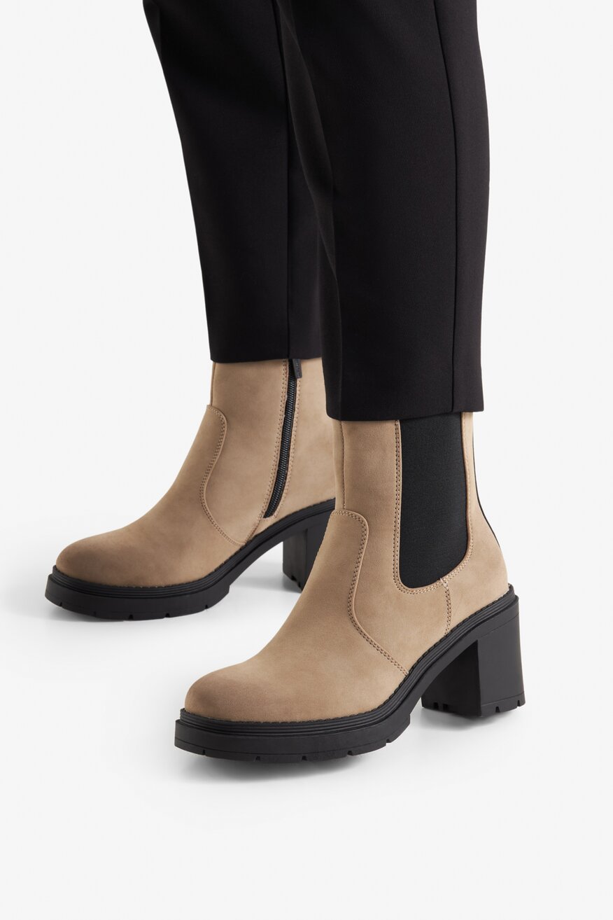 Botki ocieplane na słupku