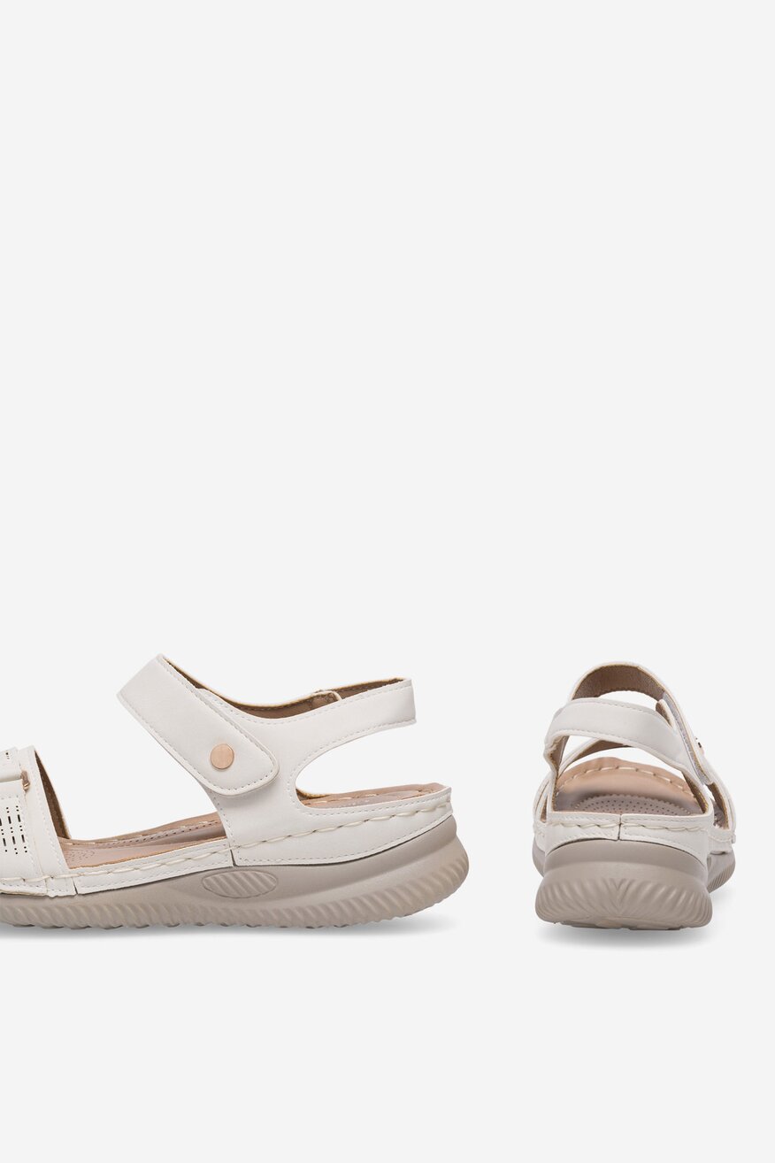 Sandały na koturnie