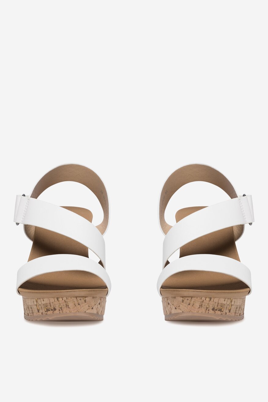 Sandały na koturnie