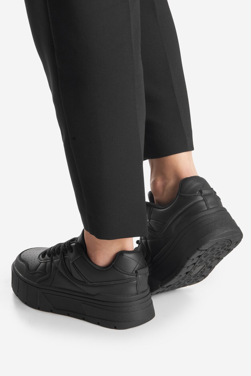 Sneakersy na platformie