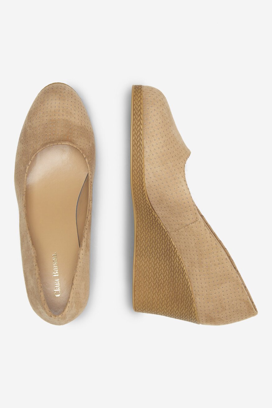 Czółenka na koturnie