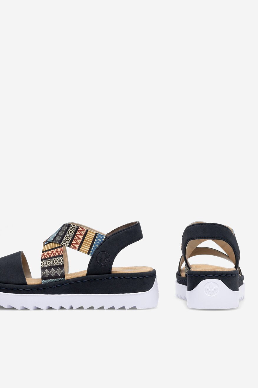 Sandały na koturnie