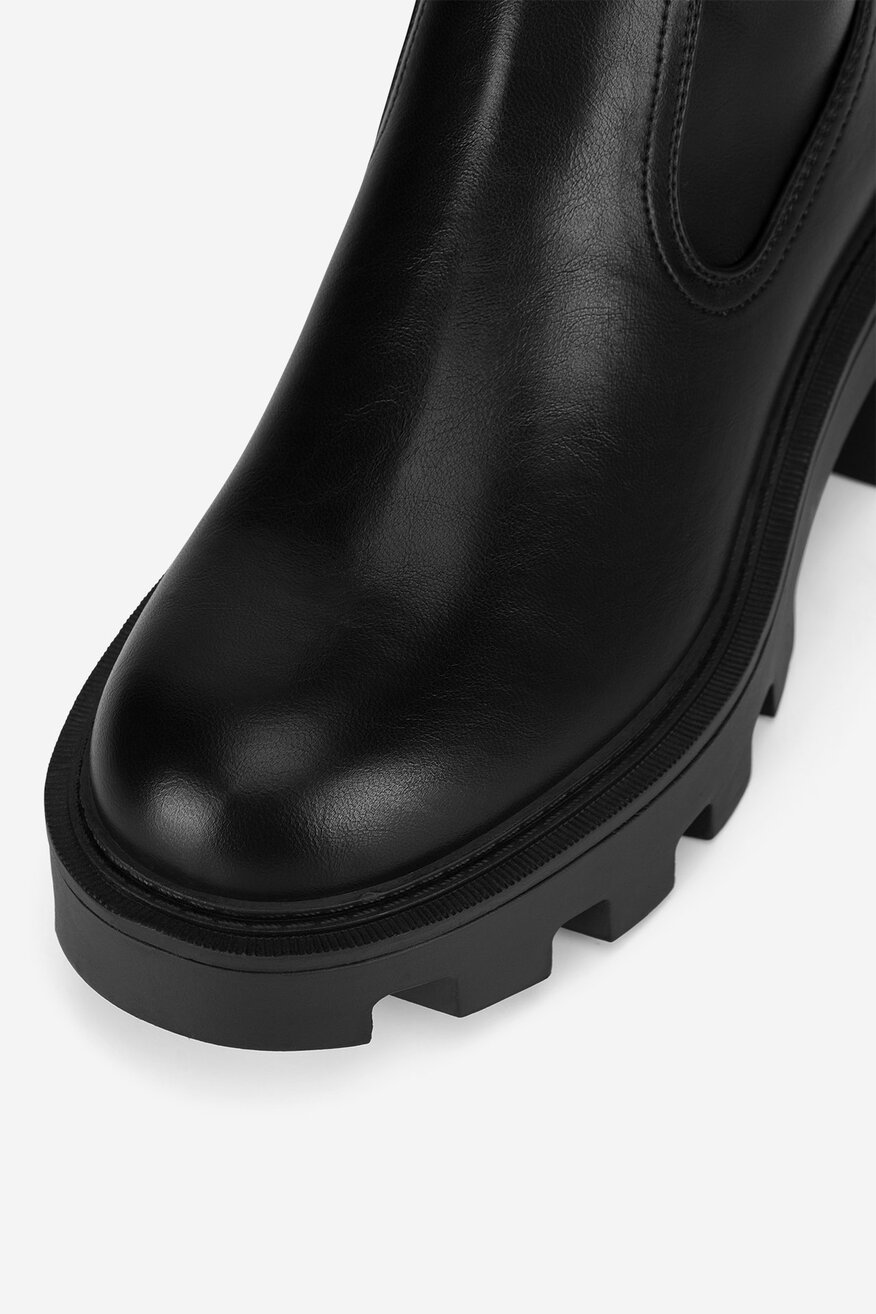 Kozaki na grubej podeszwie