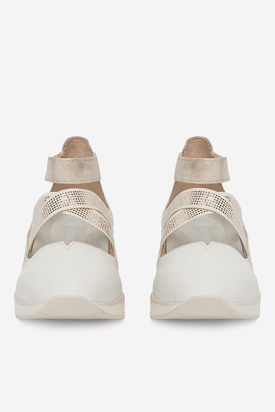 Sandały na koturnie