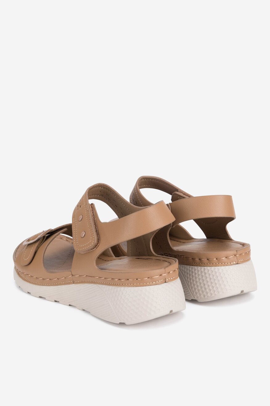 Sandały na koturnie