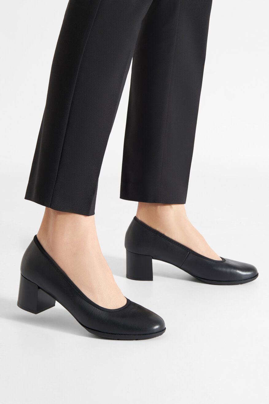 Czółenka skórzane na słupku