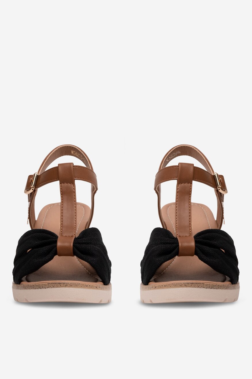 Sandały na koturnie