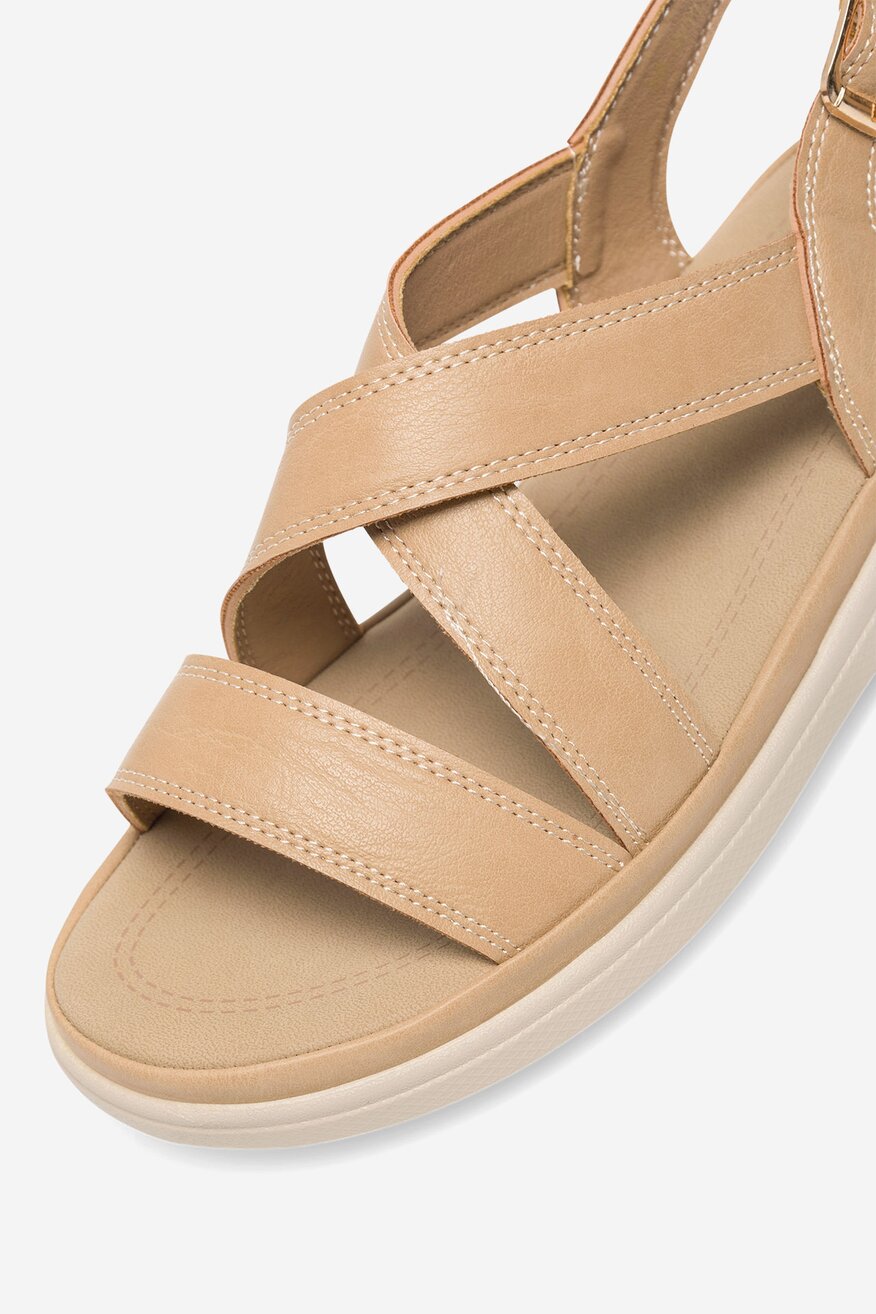 Sandały na koturnie