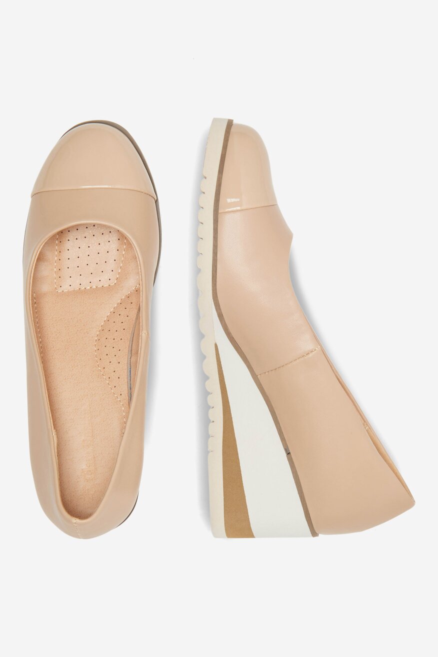 Czółenka na koturnie