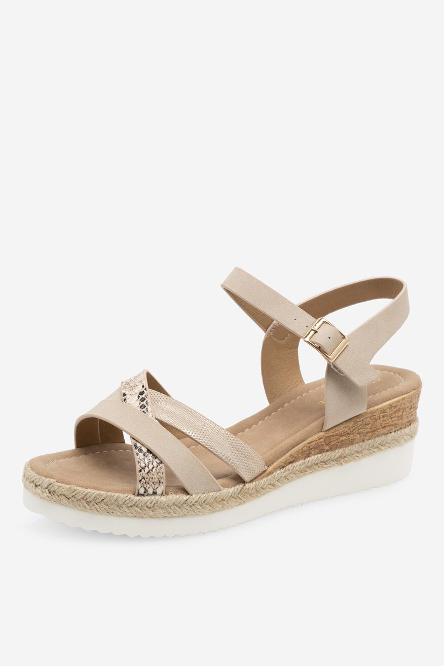 Sandały na koturnie