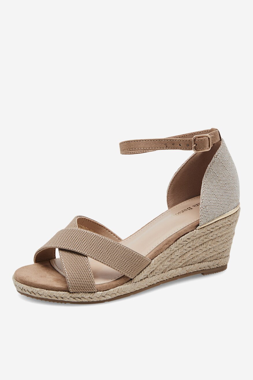 Sandały na koturnie