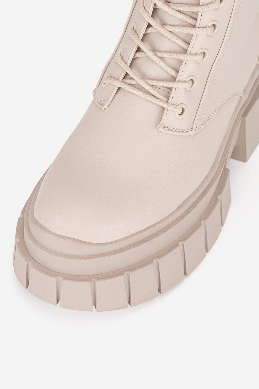 Trzewiki na grubej podeszwie