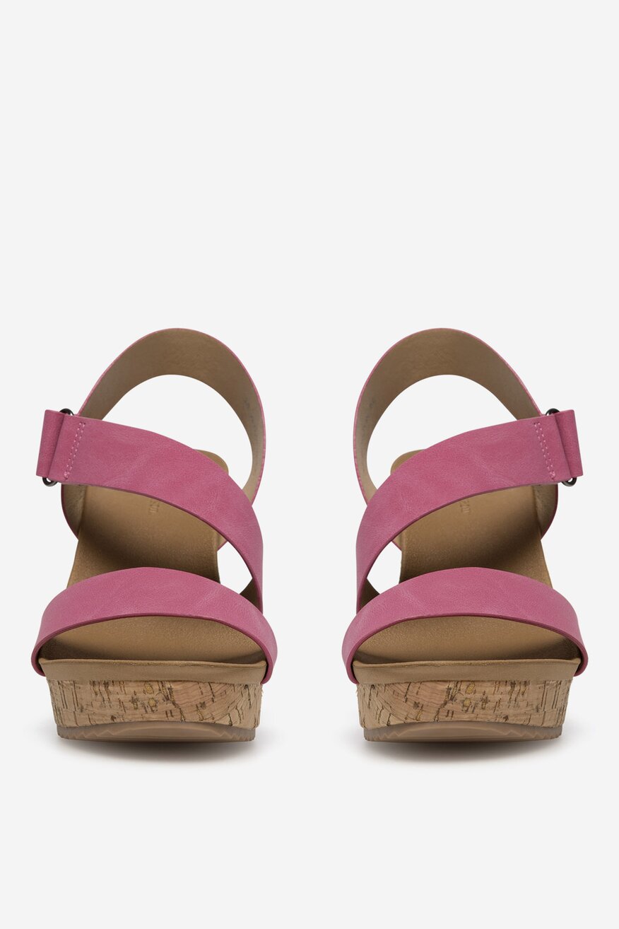 Sandały na koturnie