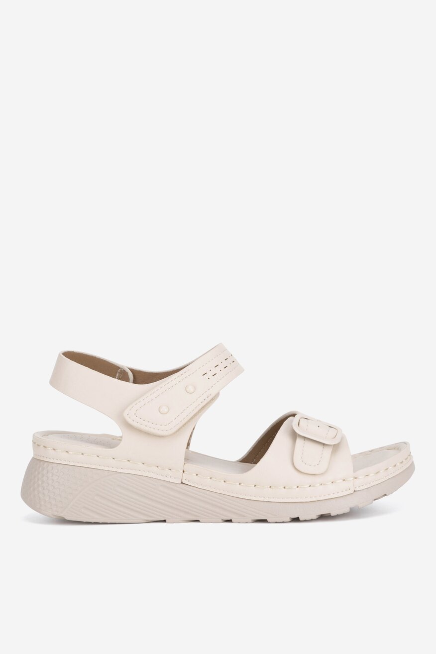 Sandały na koturnie