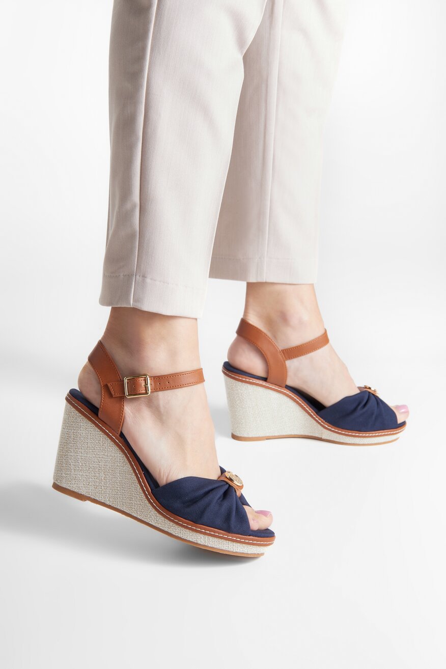 Sandały na koturnie