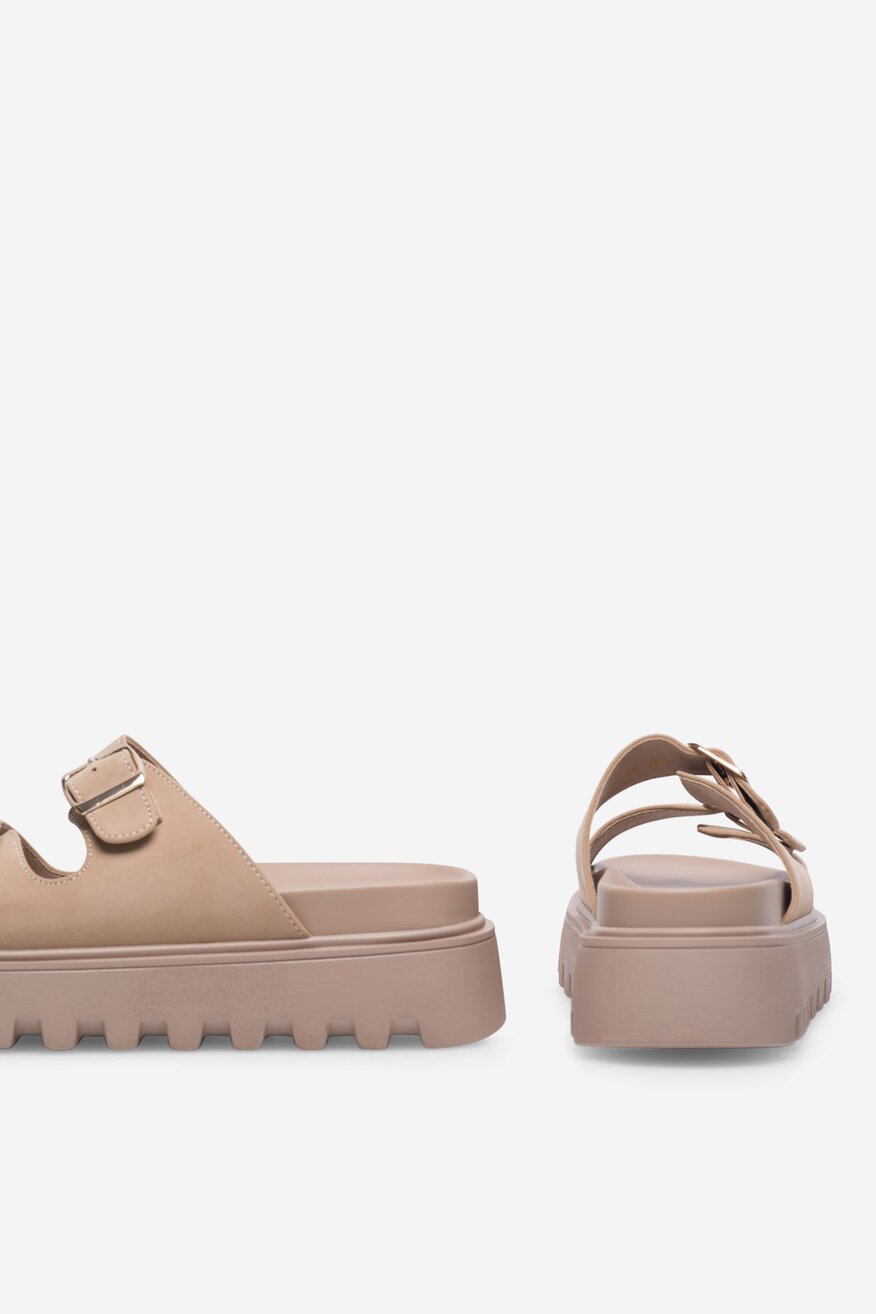 Klapki na grubej podeszwie