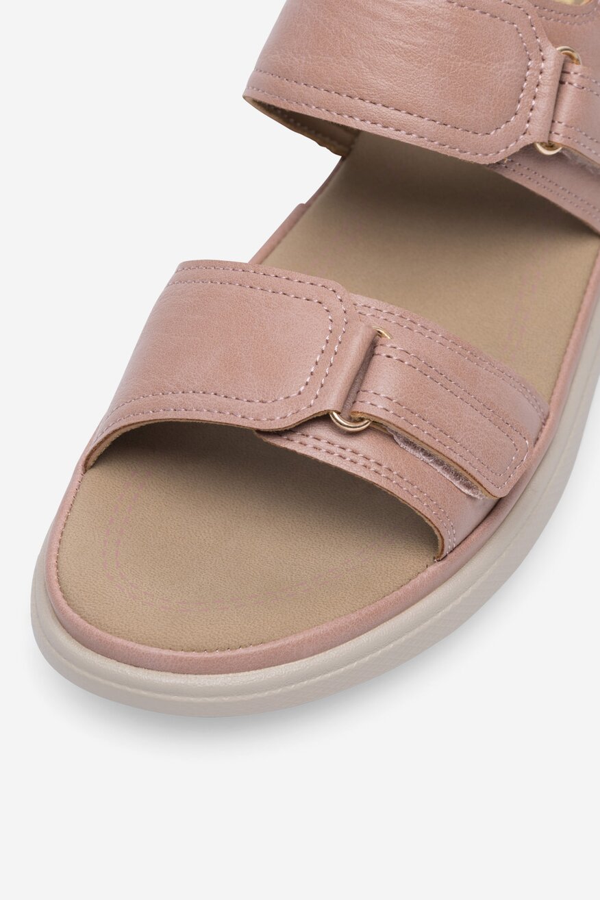 Sandały na koturnie