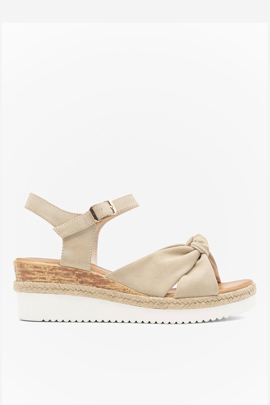 Sandały na koturnie