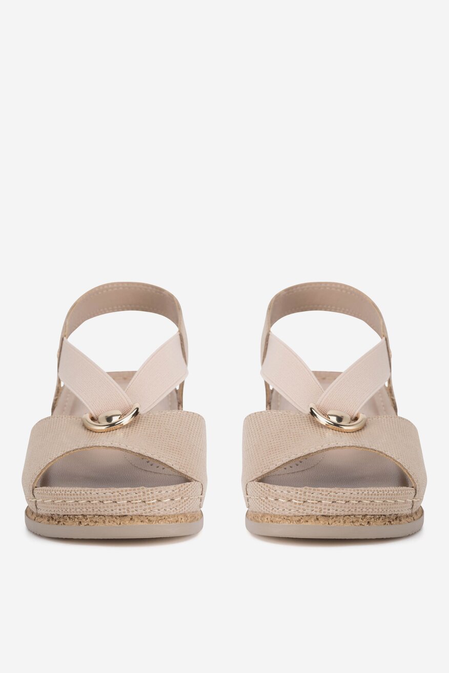 Sandały na koturnie