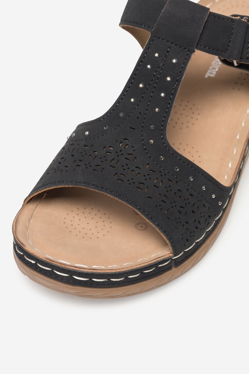 Sandały na koturnie