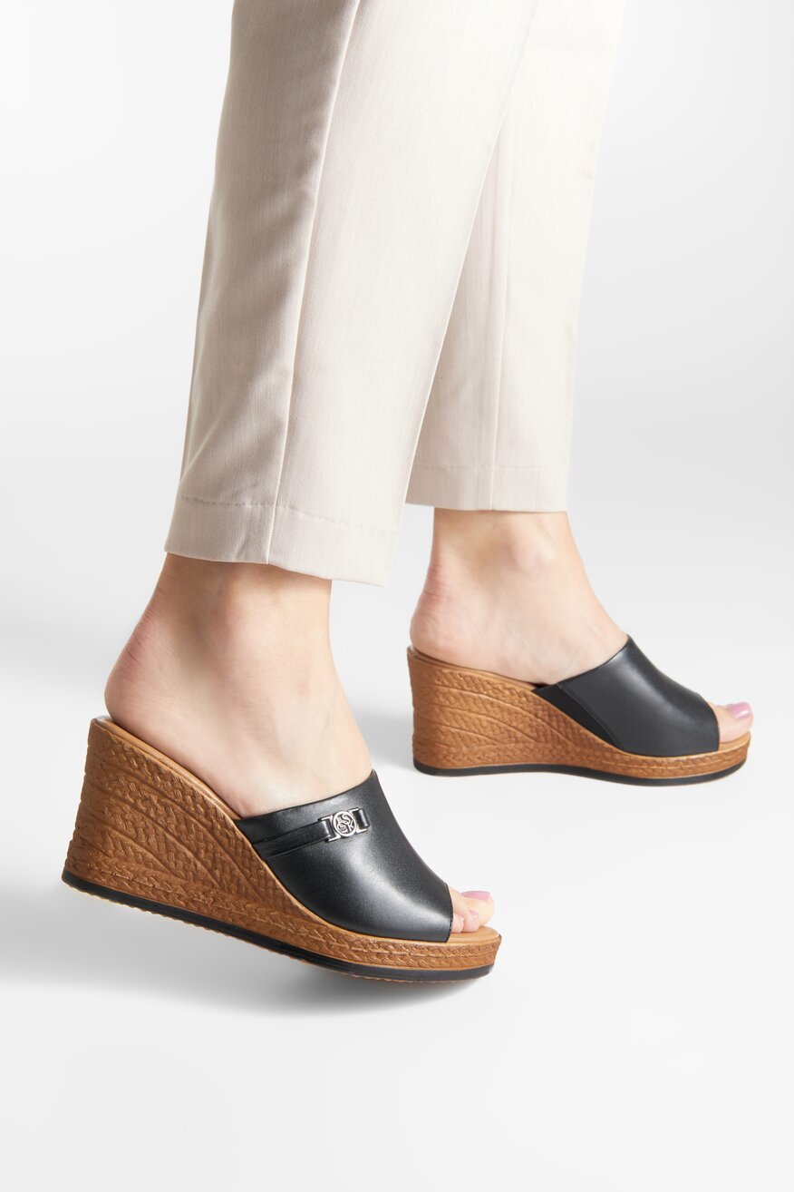 Klapki skórzane na koturnie