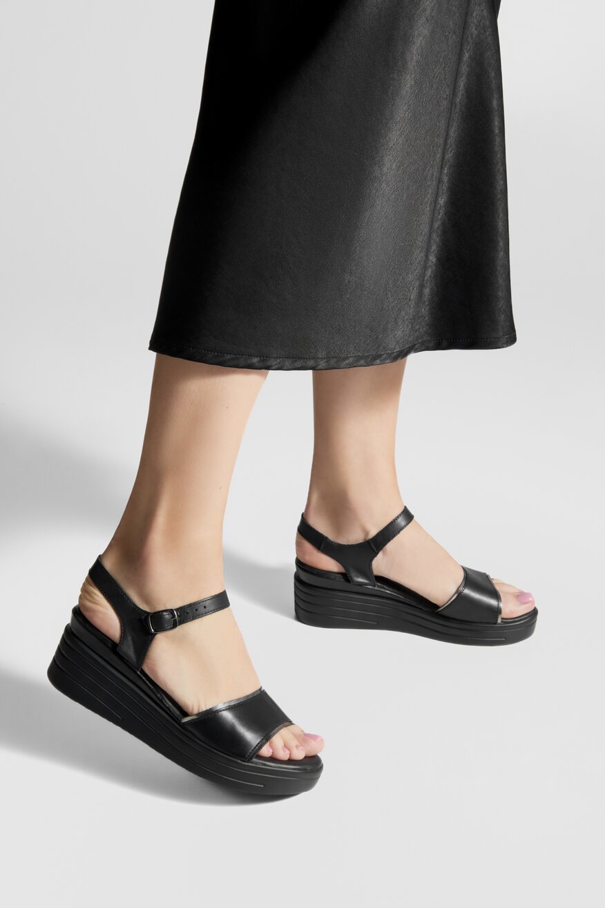 Sandały skórzane na koturnie