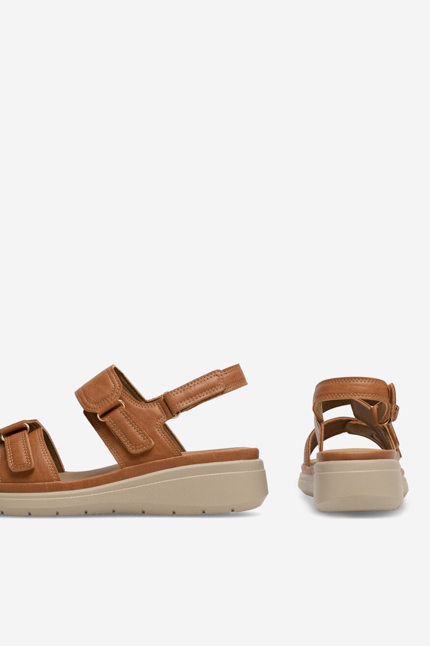 Sandały na koturnie