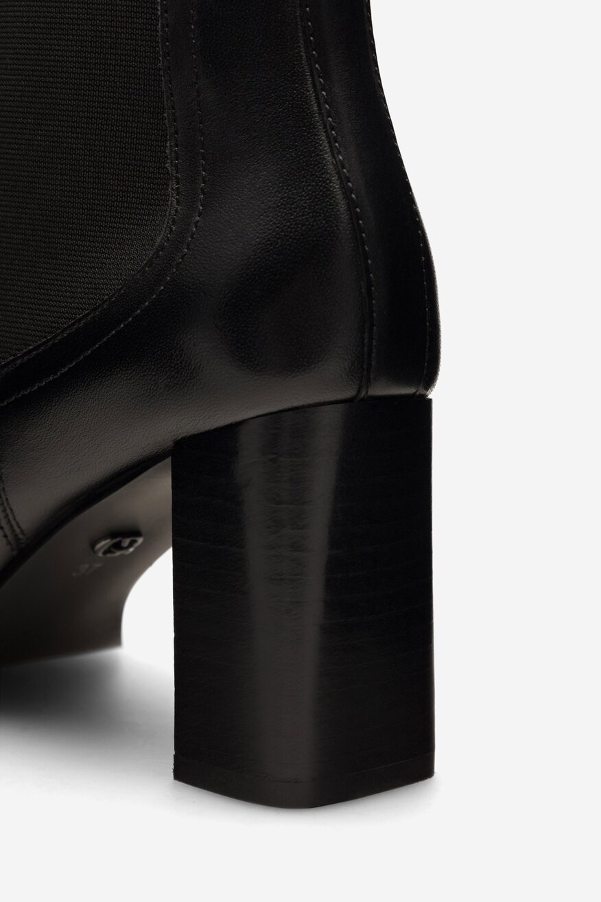 Botki skórzane na słupku