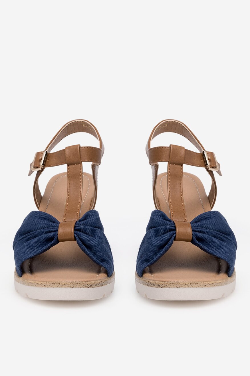 Sandały na koturnie