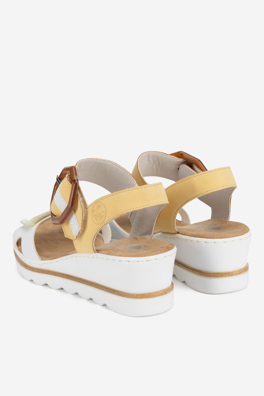 Sandały na koturnie