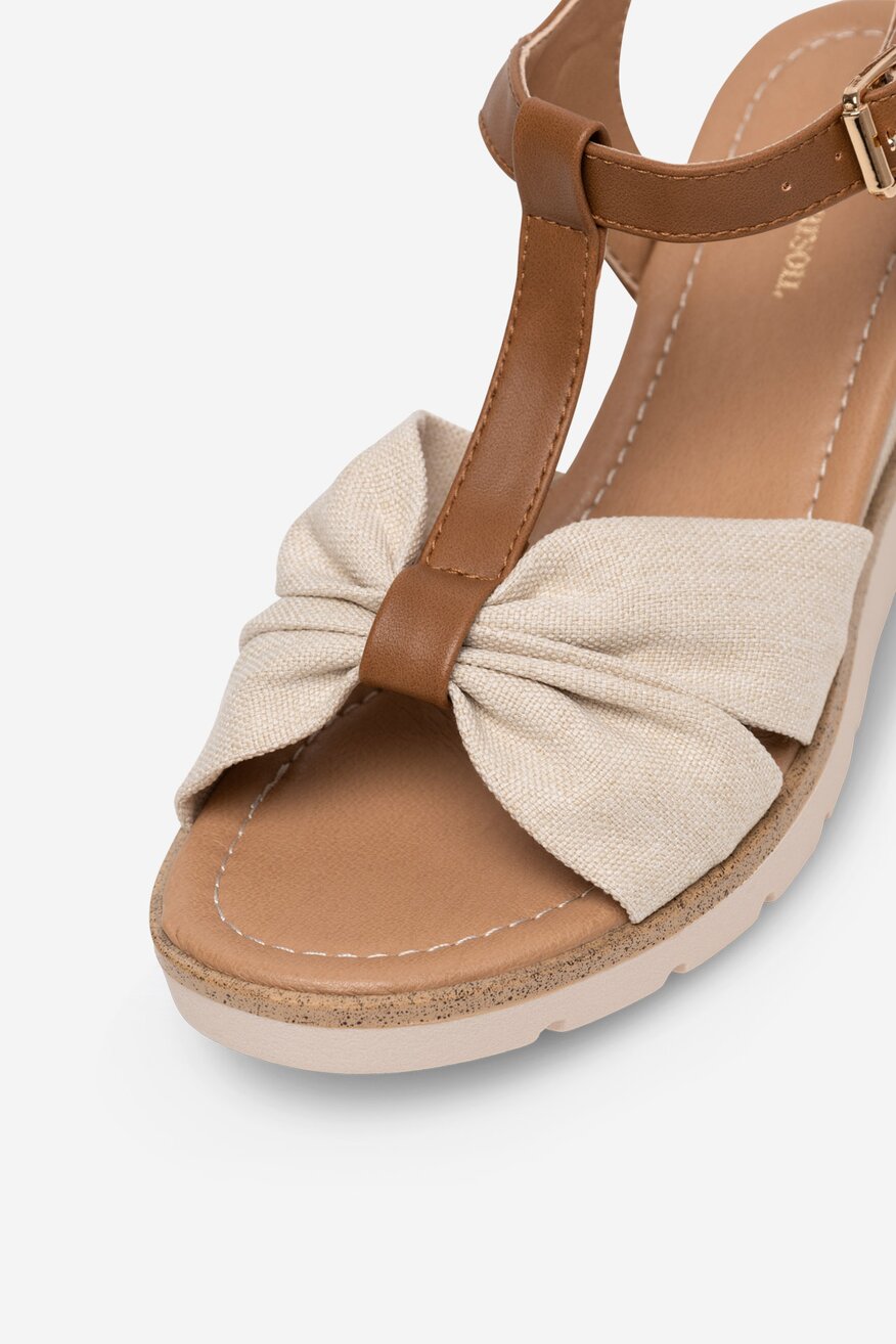 Sandały na koturnie