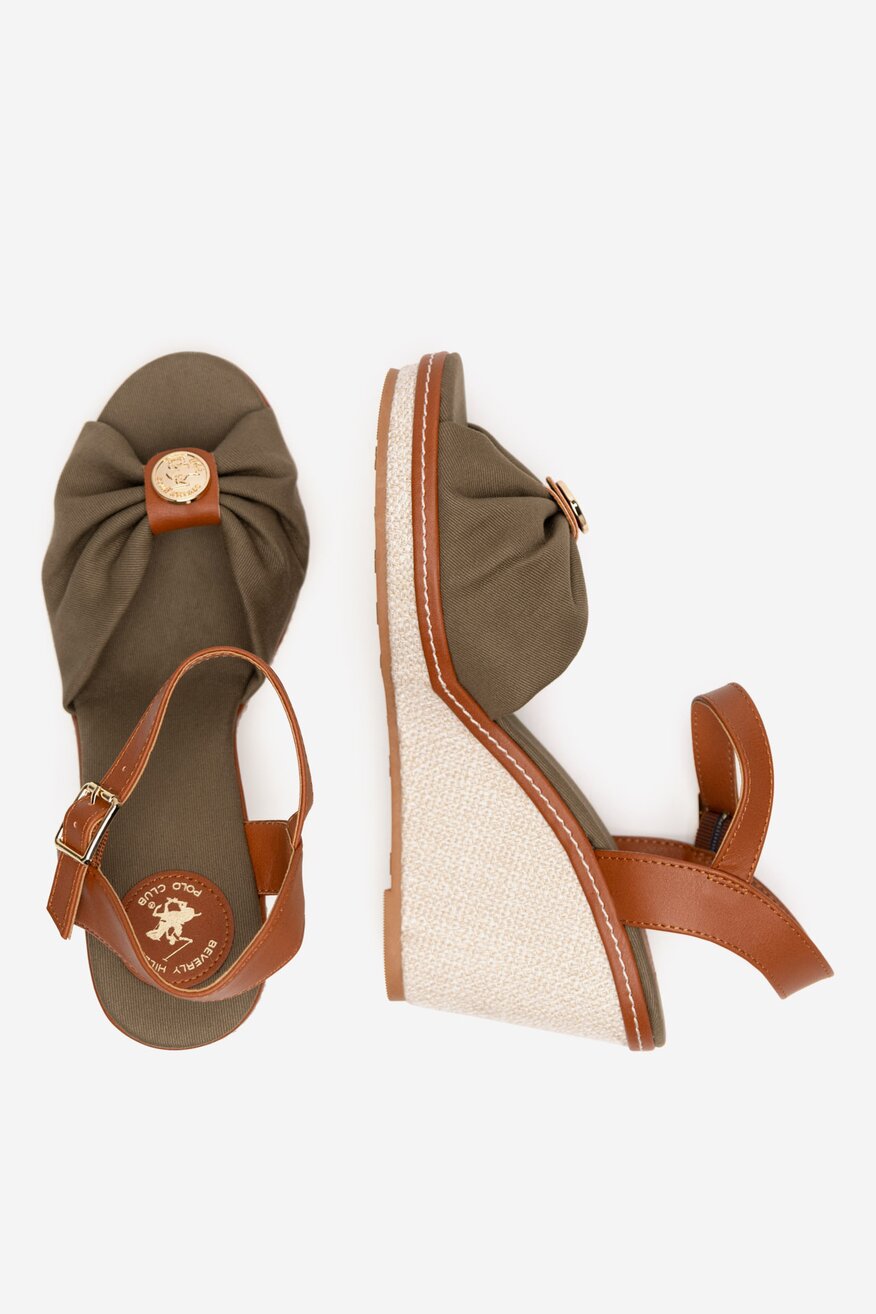 Sandały na koturnie