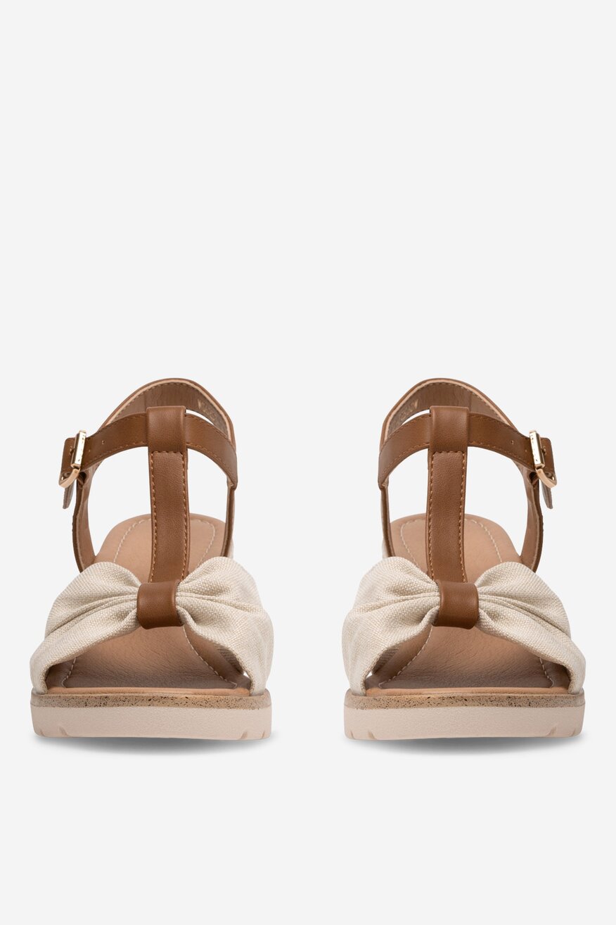 Sandały na koturnie