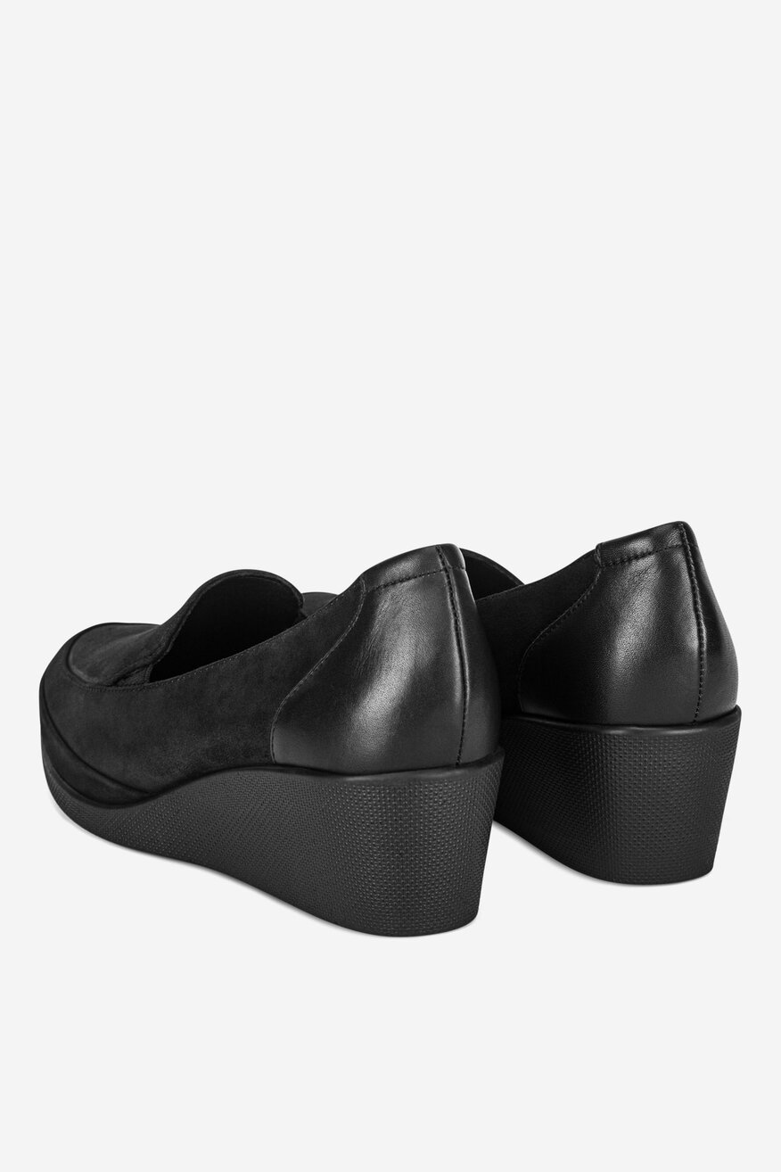 Czółenka na koturnie