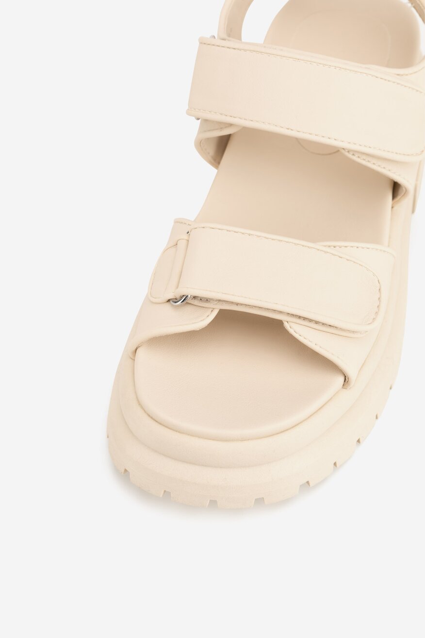 Sandały na grubej podeszwie