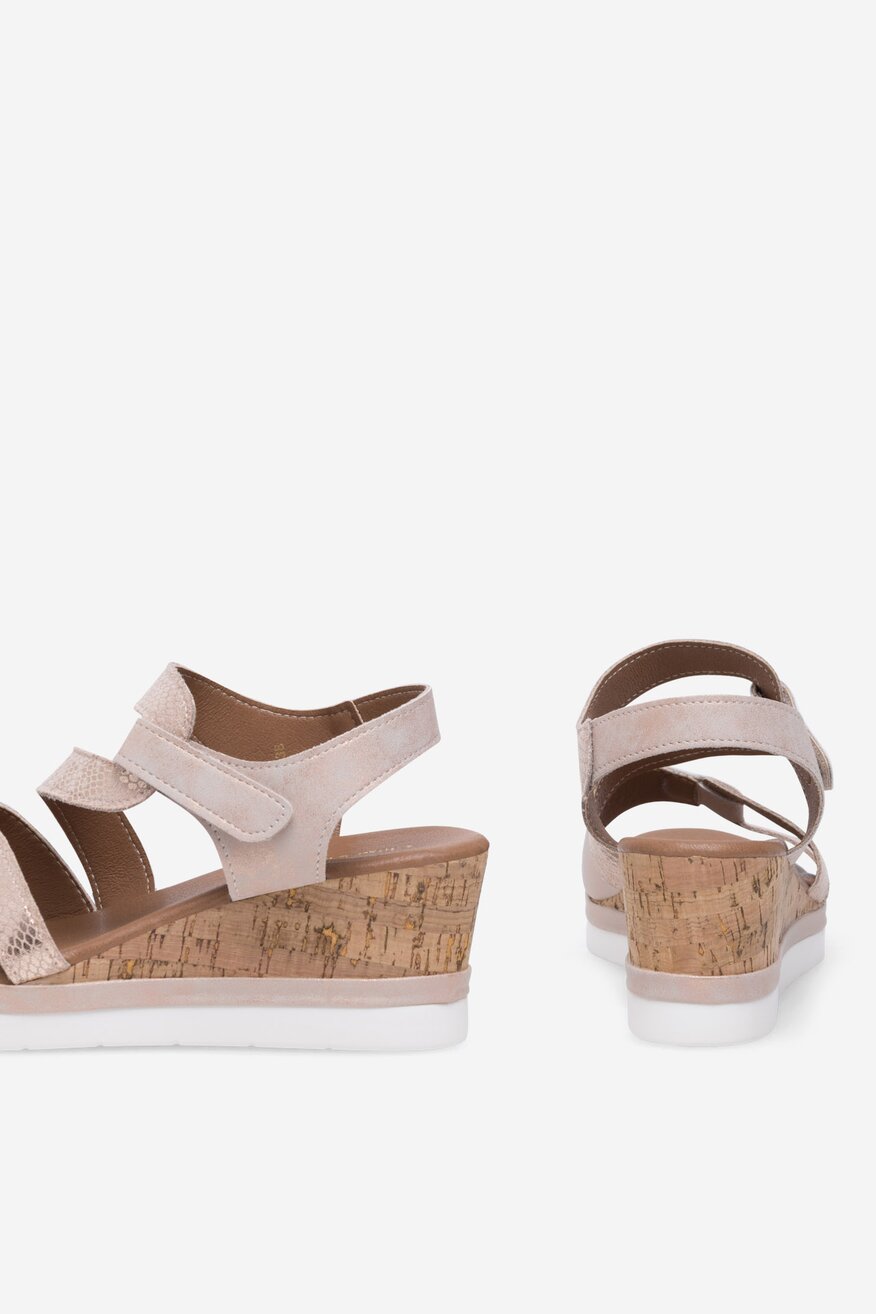 Sandały na koturnie