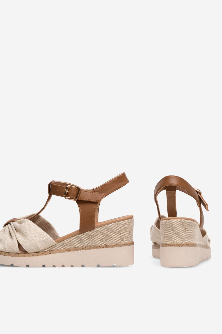 Sandały na koturnie