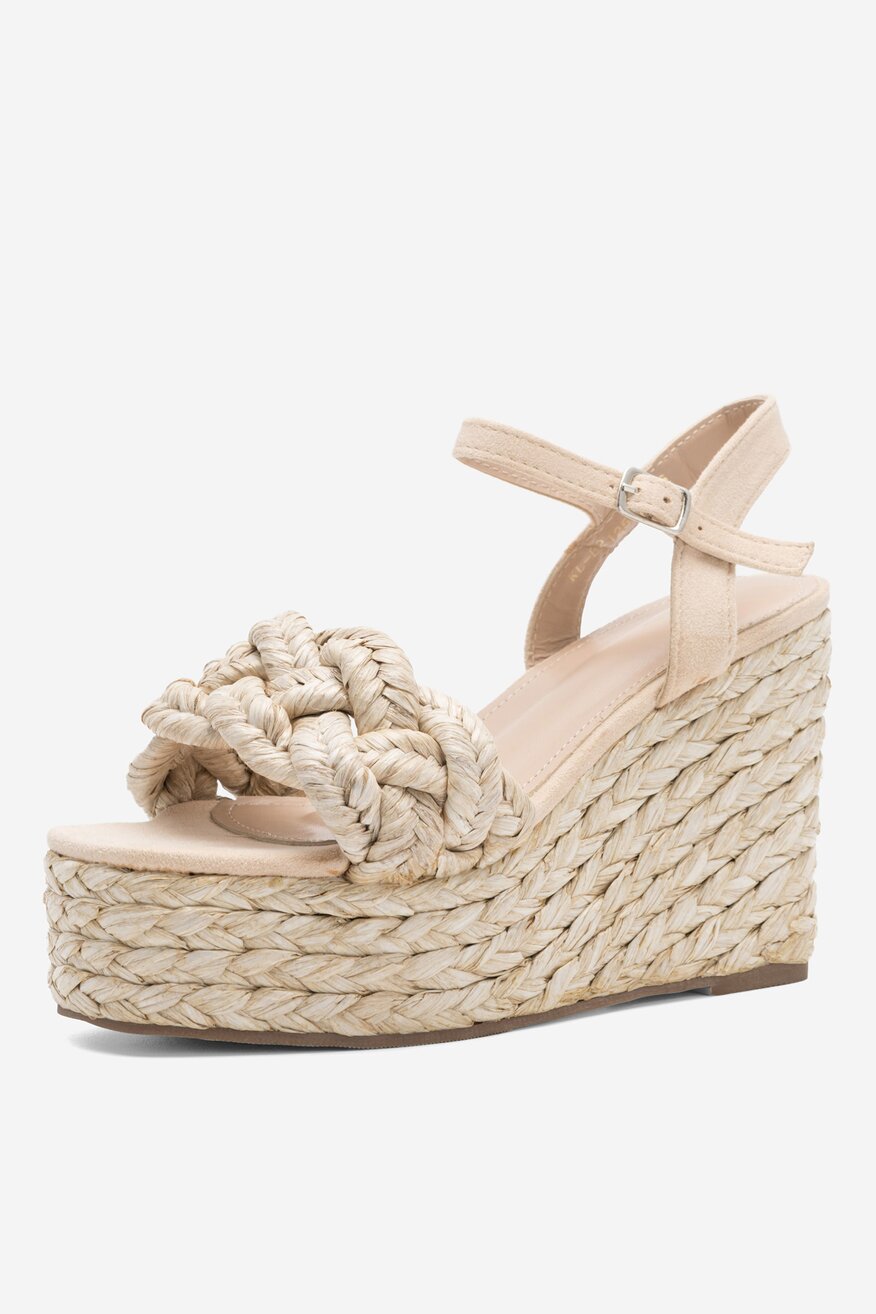 Sandały na koturnie