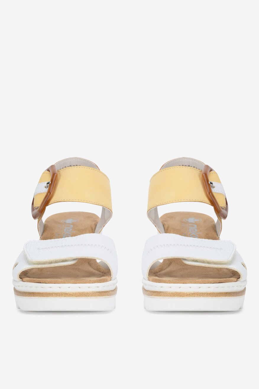 Sandały na koturnie