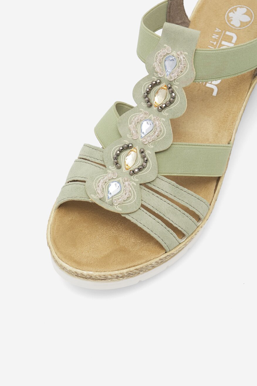 Sandały na koturnie