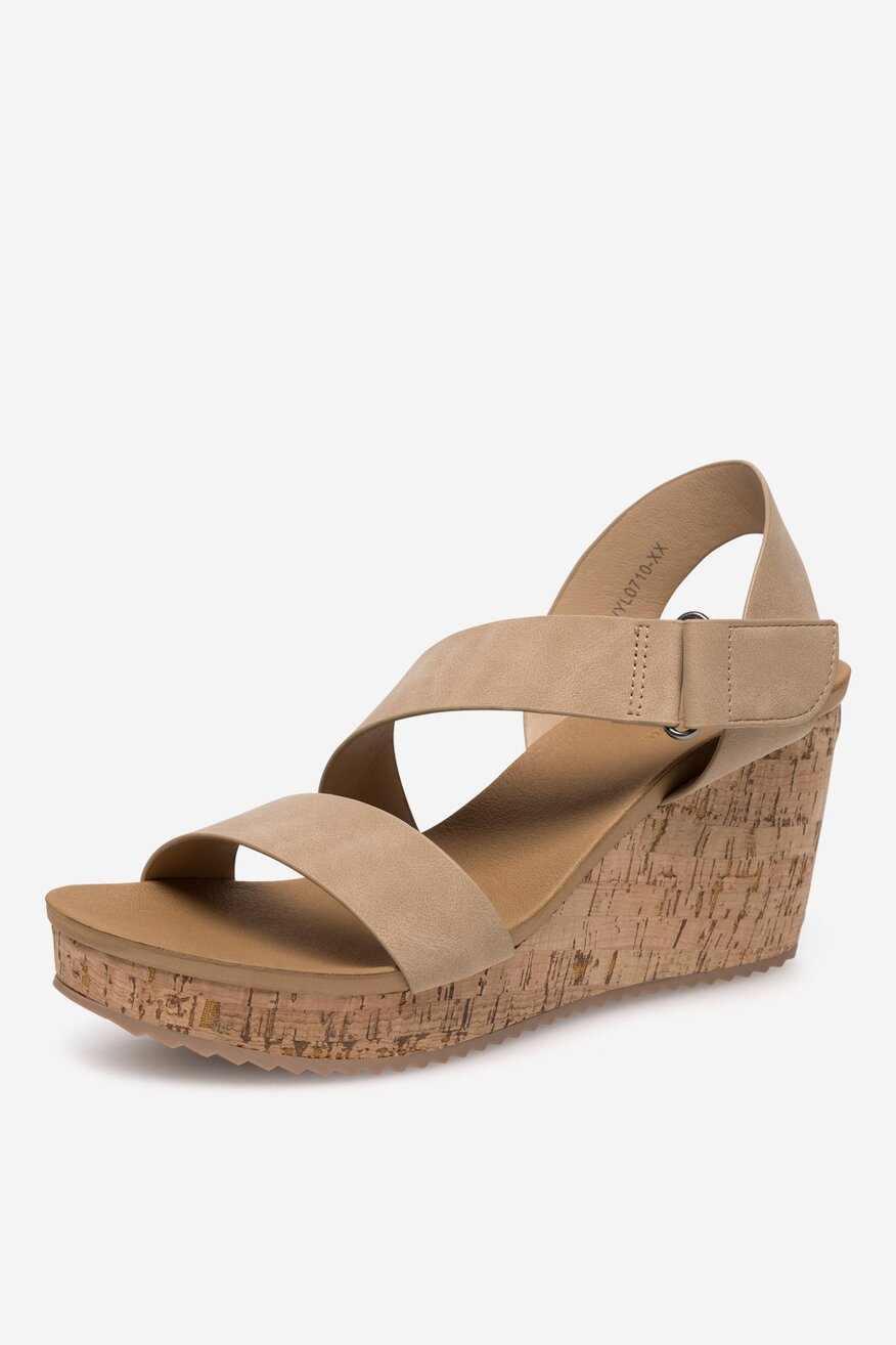 Sandały na koturnie